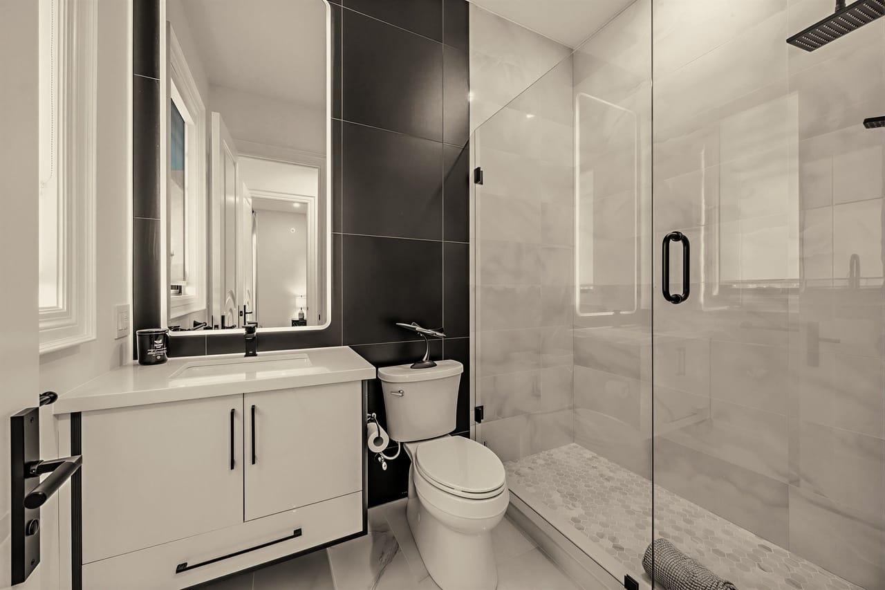 Bathroom in marble and porcelain with a frameless glass shower
