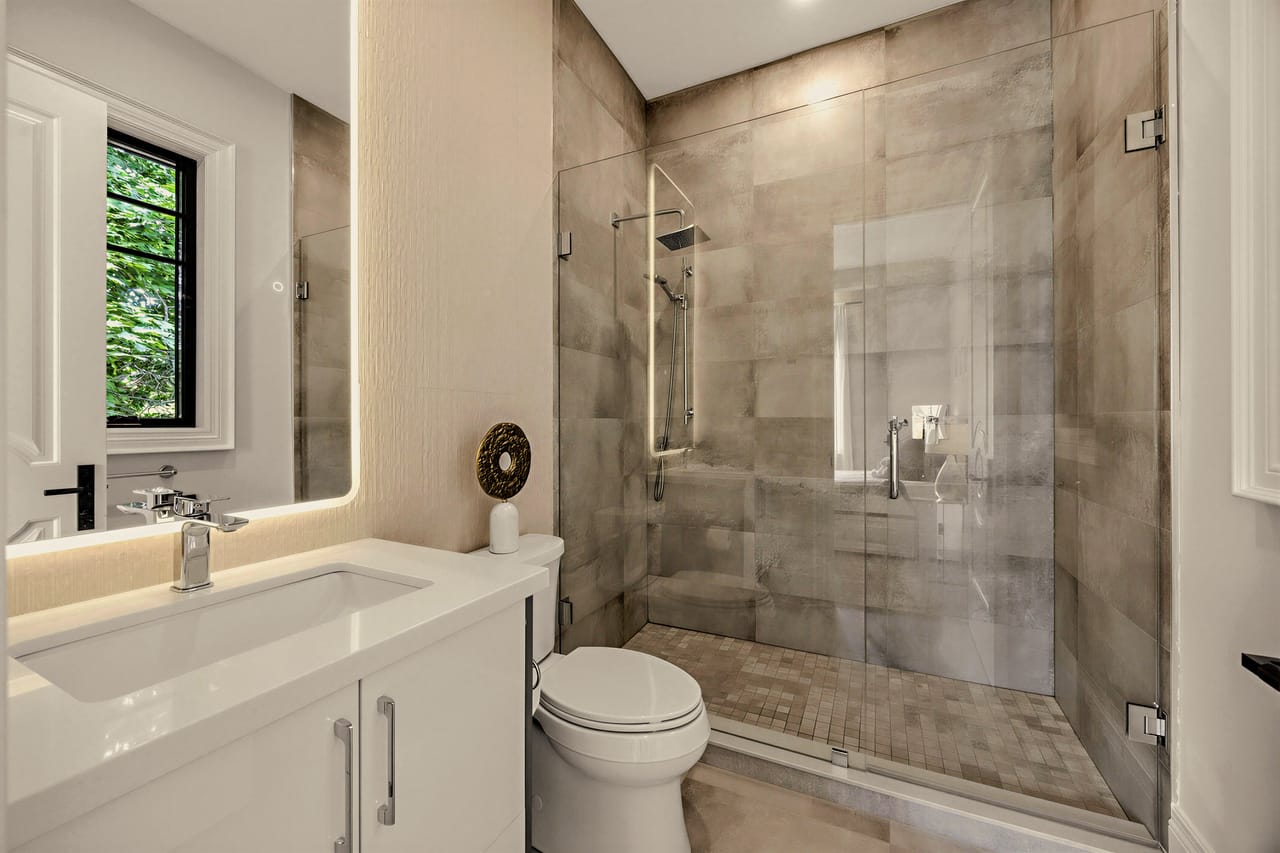 Bathroom in large-format grey porcelain with a walk-in rain shower