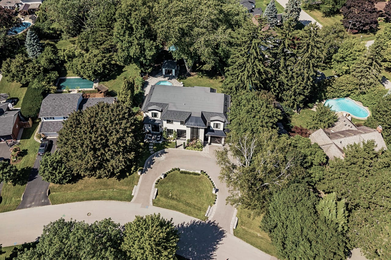 The home in its neighbourhood context, surrounding lots and gardens in view