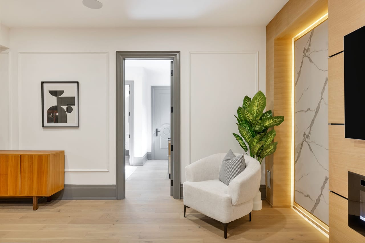Lower-level sitting nook beside the gallery hall to the bedrooms